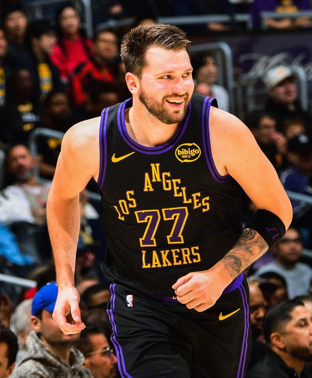 开云-詹姆斯造NBA神迹！东契奇42+5+12完胜哈登，湖人轻取骑士18战16胜